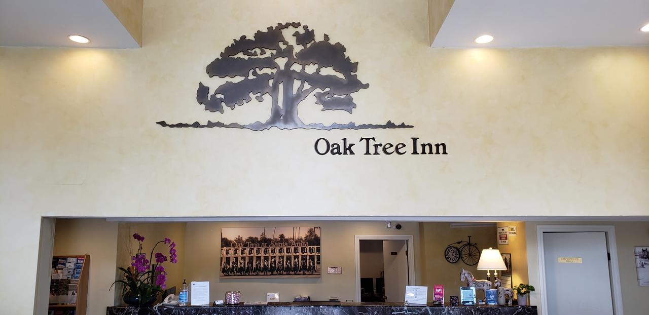 Oak Tree Inn Монровия Екстериор снимка